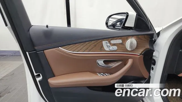 Mercedes-Benz E-Class — Фото автомобиля 24