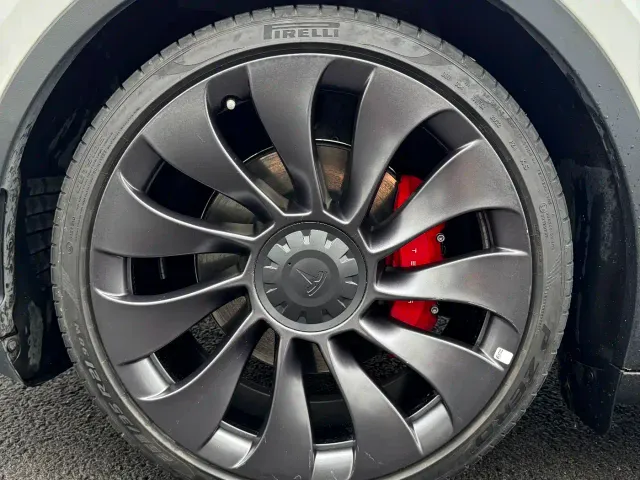 Tesla Model Y — Фото автомобиля 6