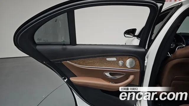 Mercedes-Benz E-Class — Фото автомобиля 24