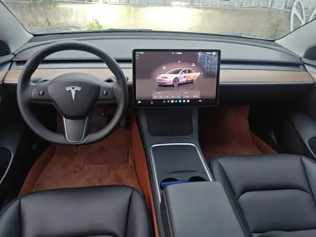 Tesla Model 3 — Фото автомобиля 12