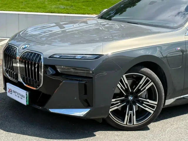 BMW i7 — Фото автомобиля 7