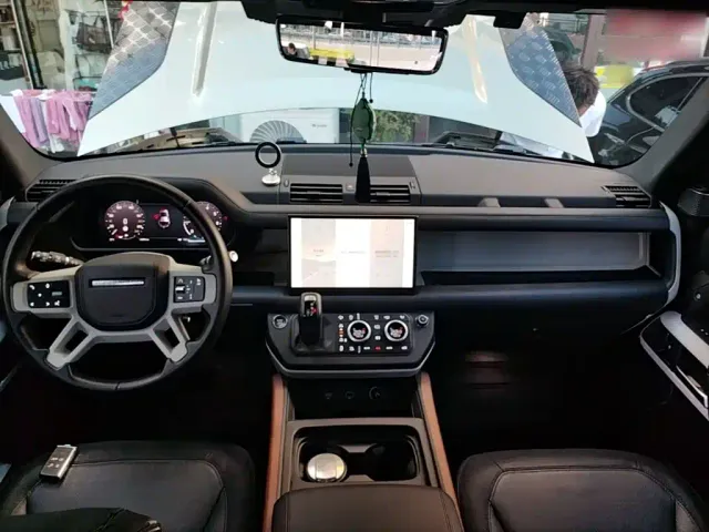 Land Rover Defender — Фото автомобиля 9