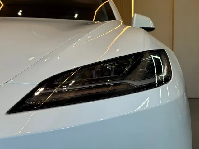 Tesla Model 3 — Фото автомобиля 16