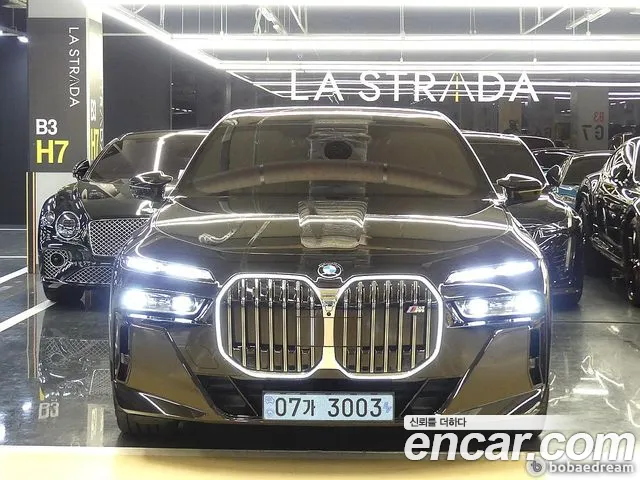 Фотография автомобиля — BMW i7