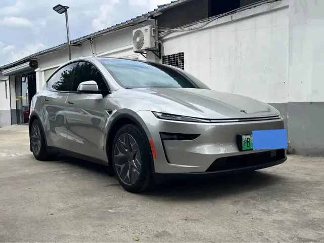 Tesla Model Y L — Фото автомобиля 3