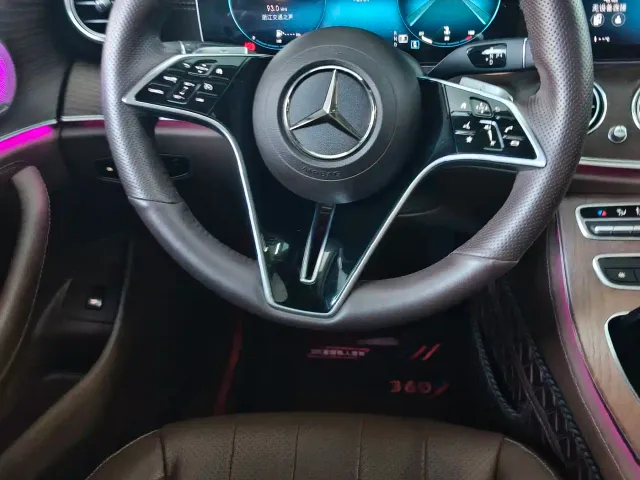 Mercedes-Benz E-Class — Фото автомобиля 12
