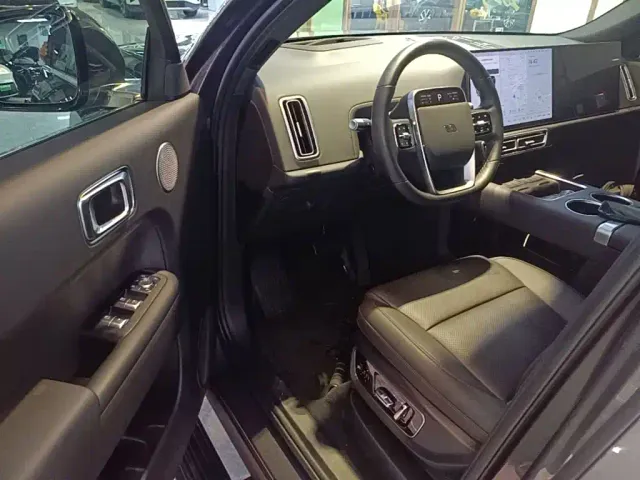Li Auto L8 — Фото автомобиля 15