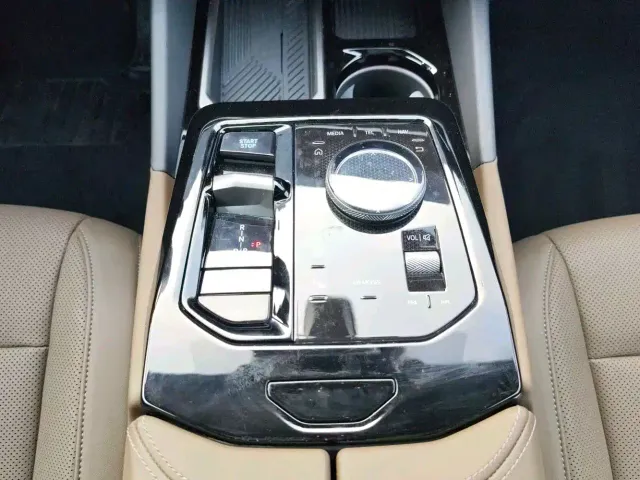 BMW i5 — Фото автомобиля 10