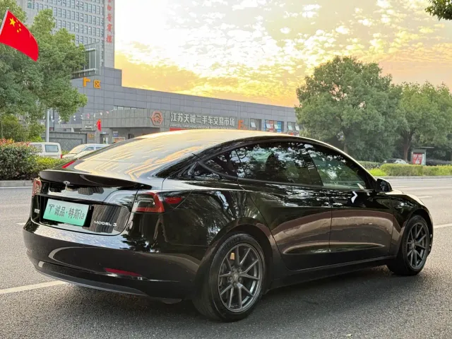 Tesla Model 3 — Фото автомобиля 5