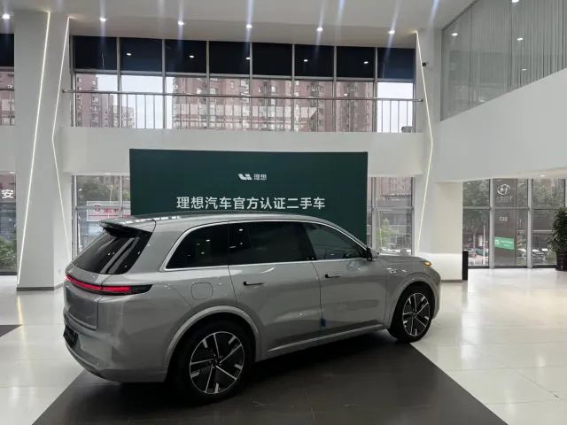 Li Auto L8 — Фото автомобиля 10