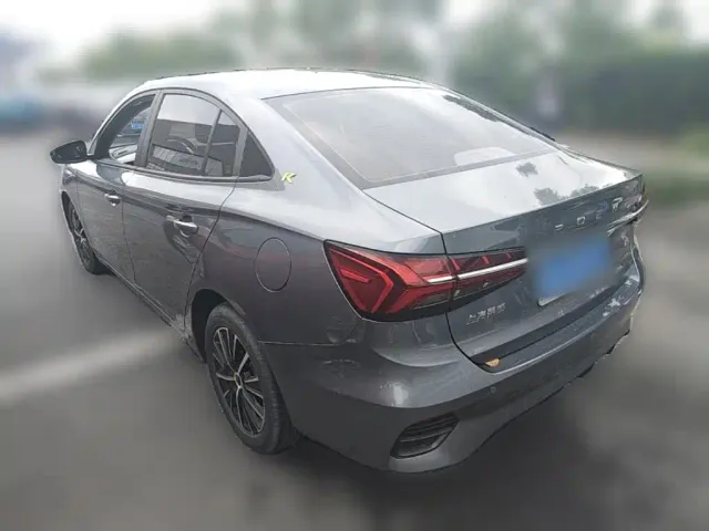 Roewe i5 — Фото автомобиля 6