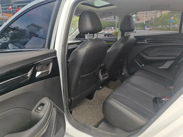 Roewe i5 — Фото автомобиля 7