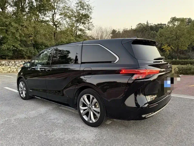 Toyota Sienna — Фото автомобиля 9