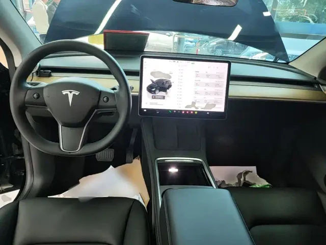 Tesla Model Y — Фото автомобиля 9