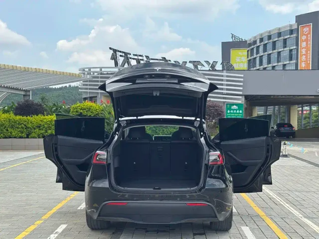Tesla Model Y — Фото автомобиля 18