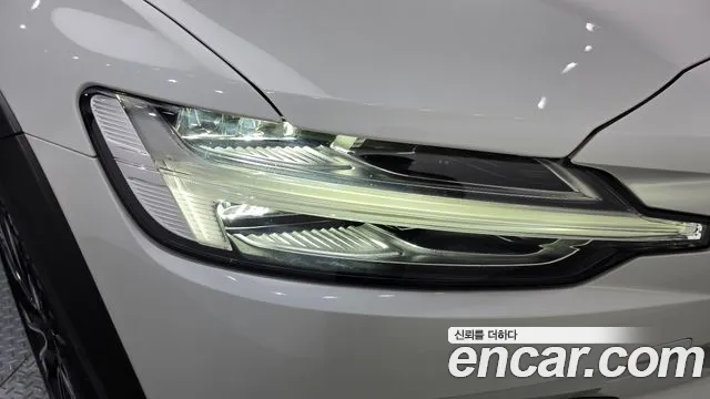 Вольво V60 V60 Cross Country 2 поколение B5 Ultimate AWD — Фото автомобиля 17
