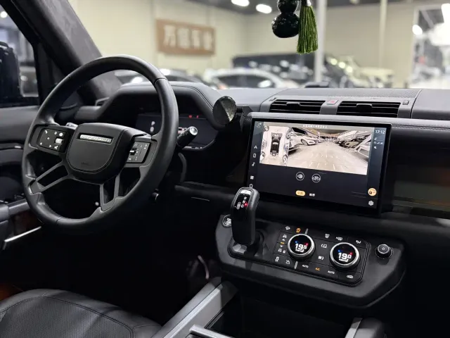 Land Rover Defender — Фото автомобиля 12