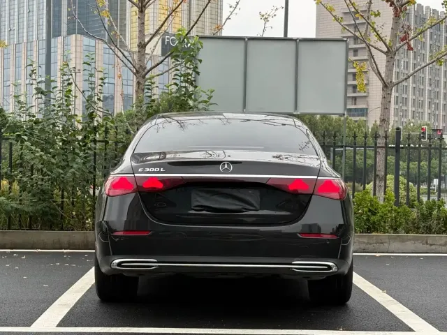 Mercedes-Benz E-Class — Фото автомобиля 8
