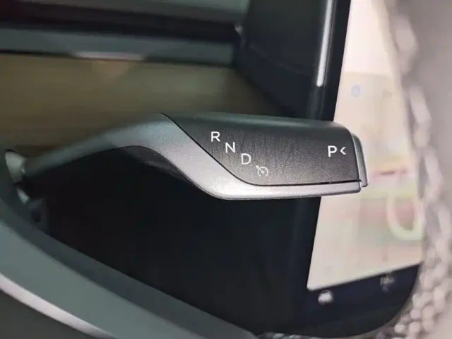Tesla Model Y — Фото автомобиля 13