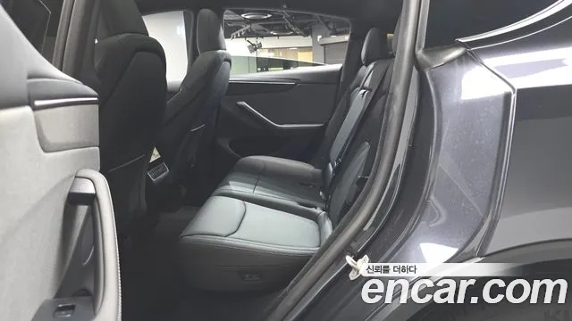 Tesla Model Y — Фото автомобиля 11