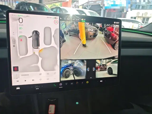 Tesla Model 3 — Фото автомобиля 12