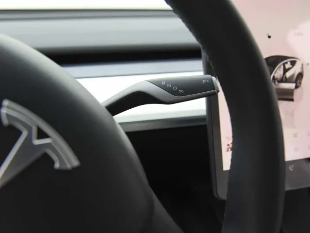 Tesla Model Y — Фото автомобиля 9