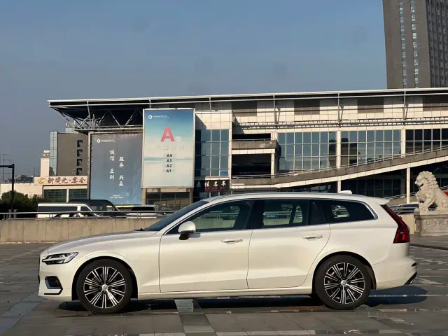 Volvo V60 — Фото автомобиля 3