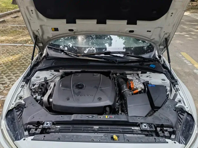 Volvo S60 Plug-in Hybrid — Фото автомобиля 10