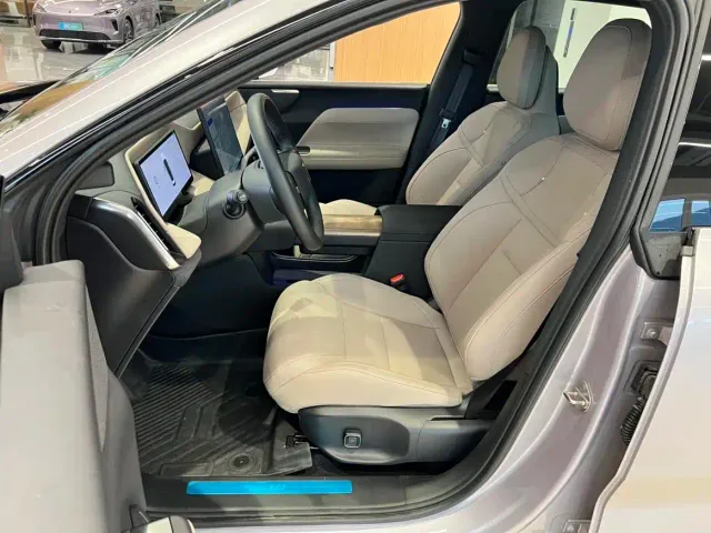 Volvo XC70 Plug-in Hybrid — Фото автомобиля 9