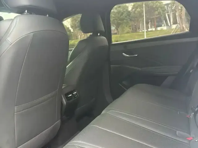 BYD Qin PLUS 2025 DM-i Smart Drive 55KM Leader — Фото автомобиля 4