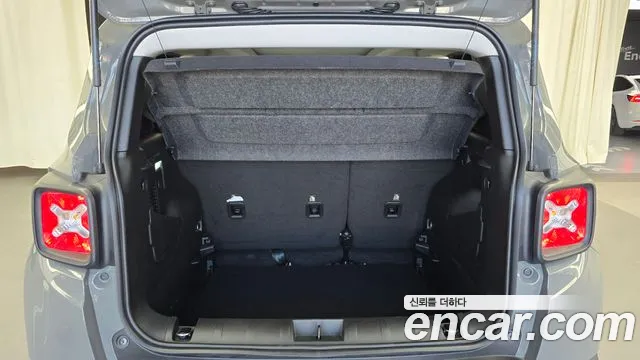 Jeep Renegade — Фото автомобиля 19