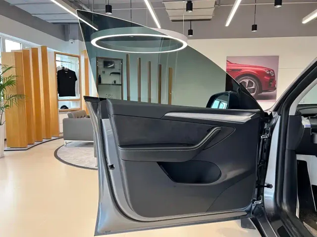 Tesla Model Y — Фото автомобиля 7