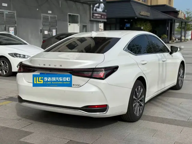 Lexus ES — Фото автомобиля 4