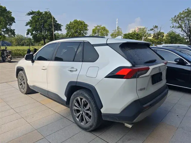 Toyota RAV4 — Фото автомобиля 4
