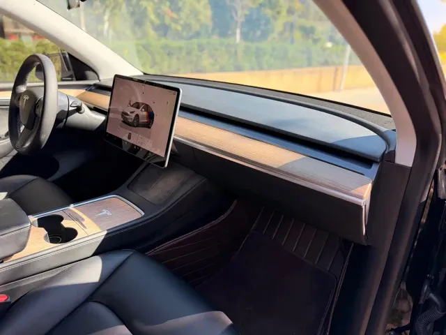 Tesla Model Y — Фото автомобиля 13