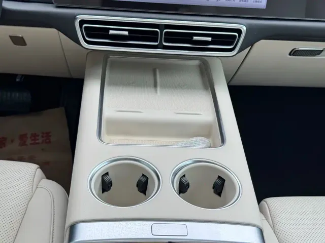 Li Auto L9 — Фото автомобиля 10