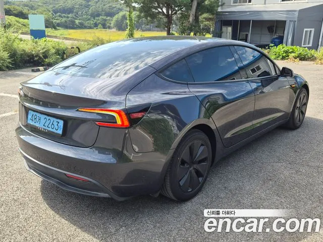 Tesla Model 3 — Фото автомобиля 2