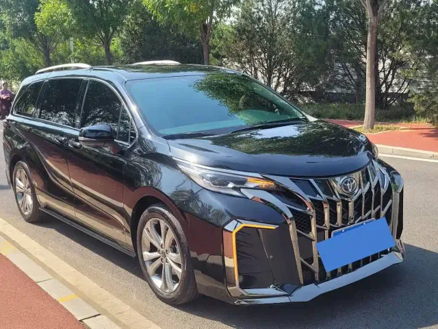 Toyota Toyota Sienna 2023 2.5L Hybrid Premium Edition — Фото автомобиля 3