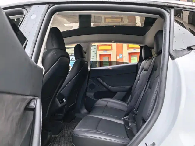 Tesla Model Y — Фото автомобиля 12
