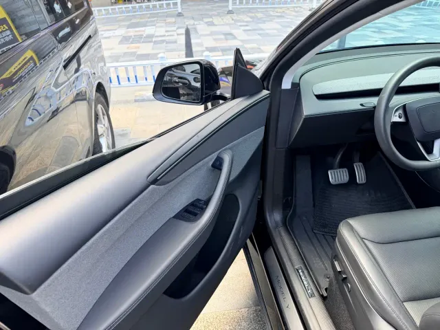 Tesla Model Y — Фото автомобиля 8