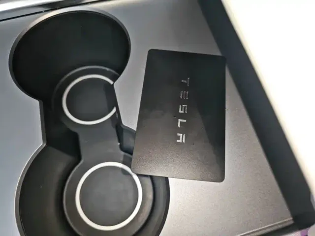 Tesla Model Y — Фото автомобиля 8
