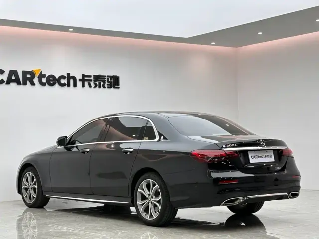 Mercedes-Benz E-Class — Фото автомобиля 3