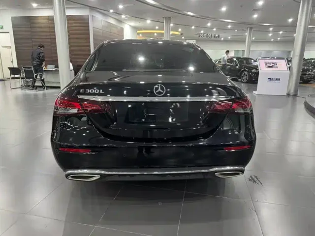 Mercedes-Benz E-Class — Фото автомобиля 4