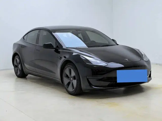 Tesla Model 3 — Фото автомобиля 2