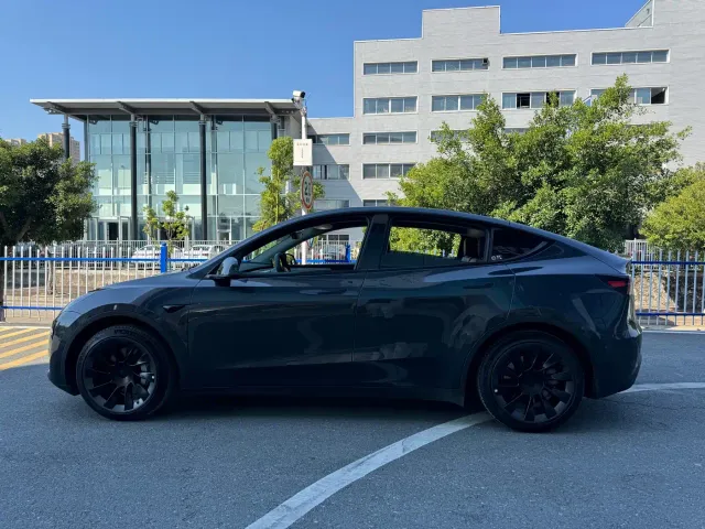 Tesla Model Y — Фото автомобиля 10