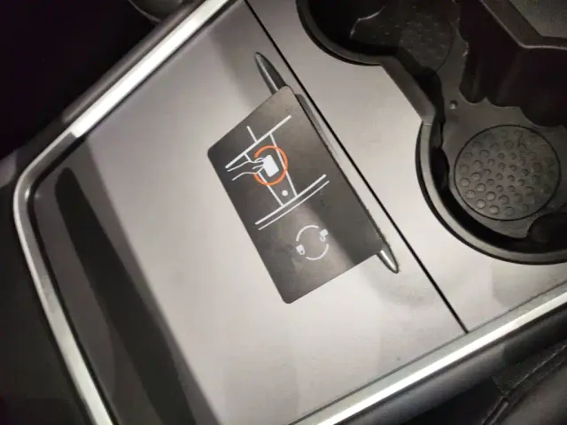 Tesla Model Y — Фото автомобиля 8