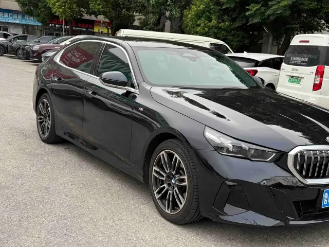 BMW 5 Series — Фото автомобиля 3