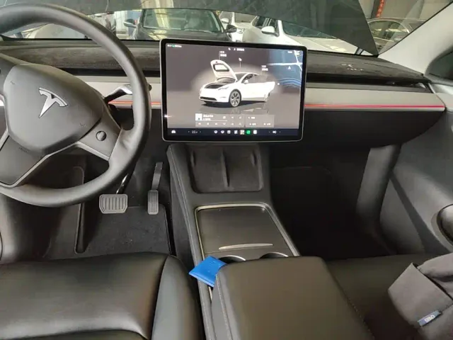 Tesla Model Y — Фото автомобиля 12