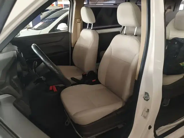 Wuling Hongguang V — Фото автомобиля 14