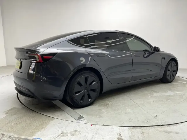 Tesla Model 3 — Фото автомобиля 16